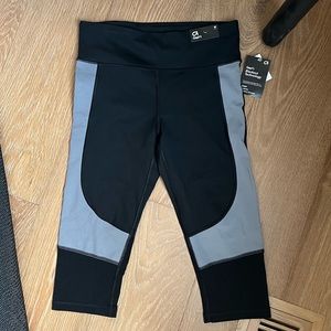 NWT Gapfit workout capris, black, petite medium